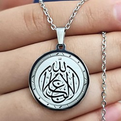 La Galibe İllallah, Kararmaz Çelik Kolye, Gümüş Renk, 2.5 cm Uç La Galibe İllallah, Kararmaz Çelik Kolye, Gümüş Renk, 2.5 cm Uç