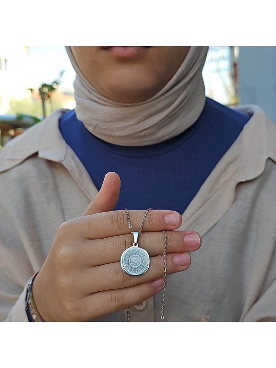 Ayetel Kürsü Kolye, "Allahu La ilaha illa Huva al-Hayyul-Kayyum...", Paslanmaz Çelik, Gümüş Renk, Küçük Model