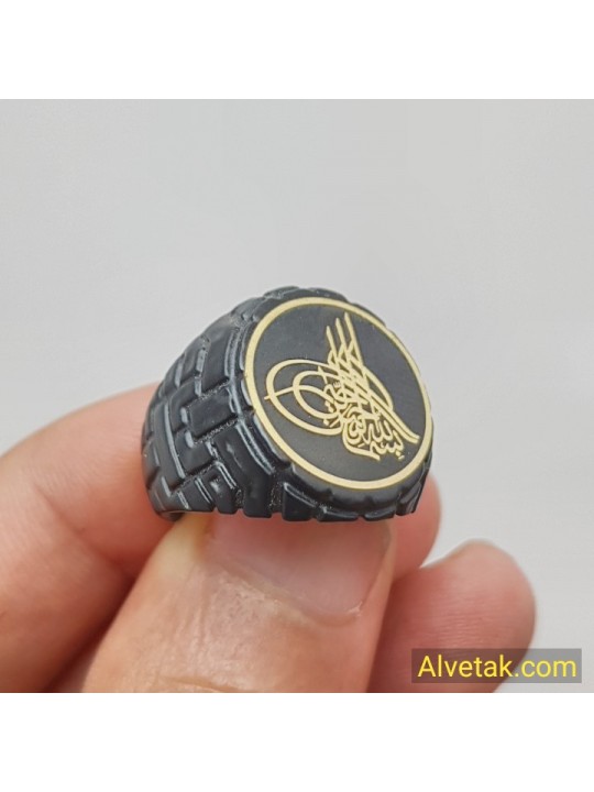Osmanlı Tuğra Figürlü Altı Açılır Siyah Metal Yüzük Osmanlı Tuğra Figürlü Altı Açılır Siyah Metal Yüzük