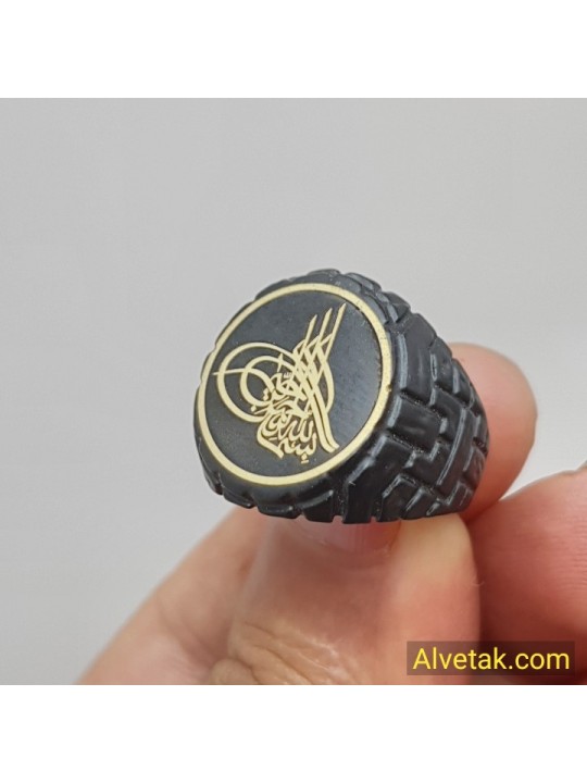 Osmanlı Tuğra Figürlü Altı Açılır Siyah Metal Yüzük Osmanlı Tuğra Figürlü Altı Açılır Siyah Metal Yüzük