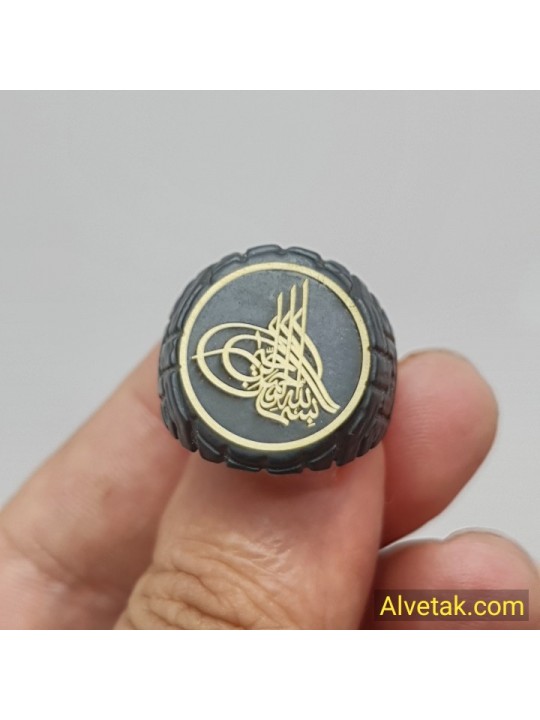 Osmanlı Tuğra Figürlü Altı Açılır Siyah Metal Yüzük Osmanlı Tuğra Figürlü Altı Açılır Siyah Metal Yüzük