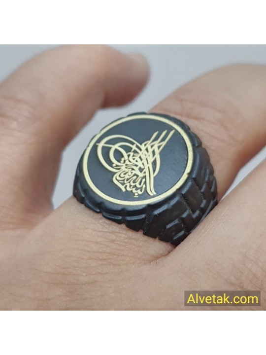 Osmanlı Tuğra Figürlü Altı Açılır Siyah Metal Yüzük Osmanlı Tuğra Figürlü Altı Açılır Siyah Metal Yüzük