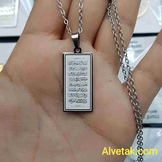 Gri Renk Dörtgen Ayetel Kürsi Yazılı Kararmaz Çelik Kolye