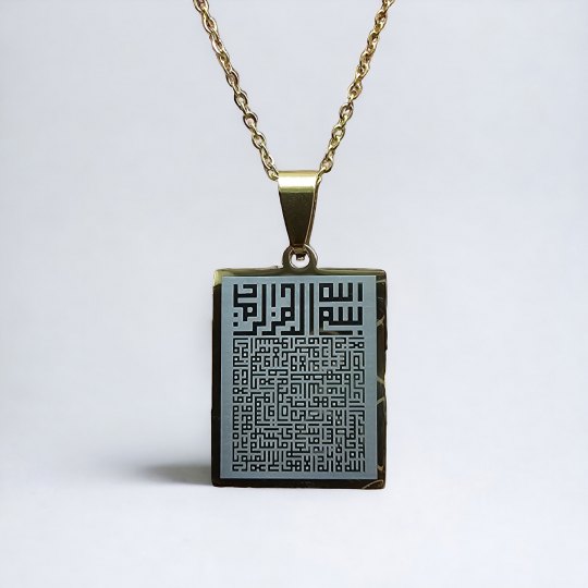 Gold Renk Kufi Hat İle Ayetel Kürsi Yazılı Kararmaz Çelik Kolye