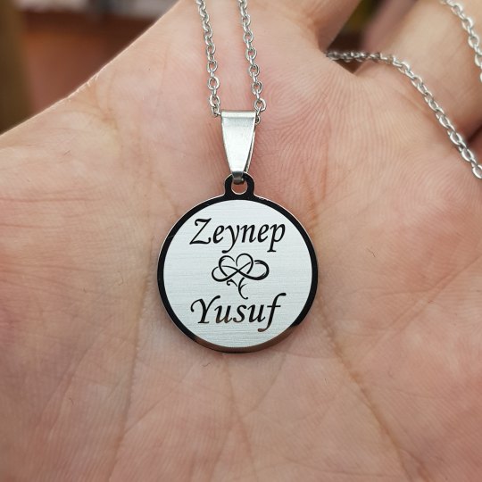 İki İsimli ve Kalpli Çelik Kolye [ Yuvarlak Model  : r = 20mm]