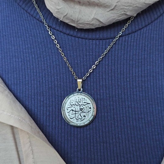 Hasbiyallah Ve Nimel Vekil, Kararmaz Çelik Kolye, Gümüş Renk, Büyük Model