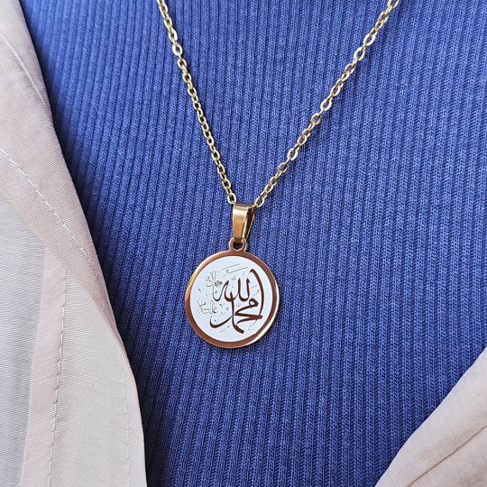 Allah (cc) ve Muhammed (sav) Yazılı, Çelik Kolye, Altın Renk, Paslanmaz Kararmaz