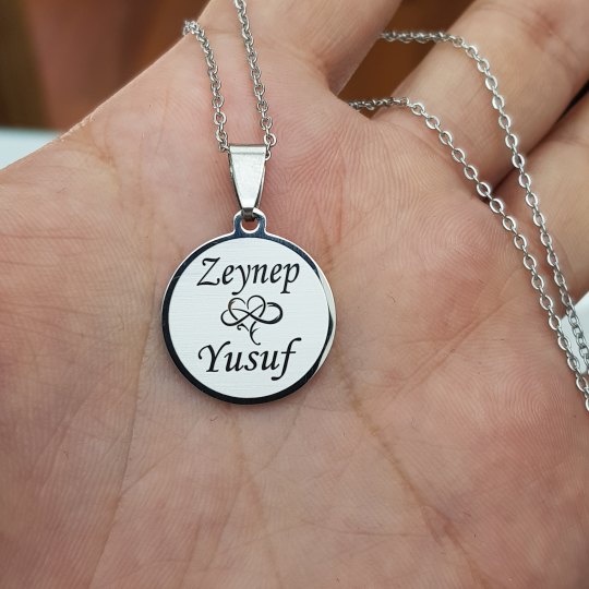 İki İsimli ve Kalpli Çelik Kolye [ Yuvarlak Model  : r = 20mm]