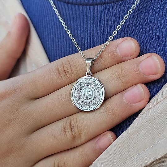 Ayetel Kürsü Kolye, "Allahu La ilaha illa Huva al-Hayyul-Kayyum...", Paslanmaz Çelik, Gümüş Renk, Küçük Model