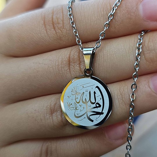 Allah (cc) ve Muhammed (sav) Yazılı, Çelik Kolye, Gümüş Renk, Paslanmaz Kararmaz Allah (cc) ve Muhammed (sav) Yazılı, Çelik Kolye, Gümüş Renk, Paslanmaz Kararmaz