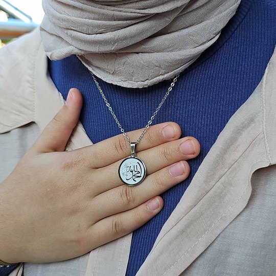 Allah (cc) ve Muhammed (sav) Yazılı, Çelik Kolye, Gümüş Renk, Paslanmaz Kararmaz Allah (cc) ve Muhammed (sav) Yazılı, Çelik Kolye, Gümüş Renk, Paslanmaz Kararmaz