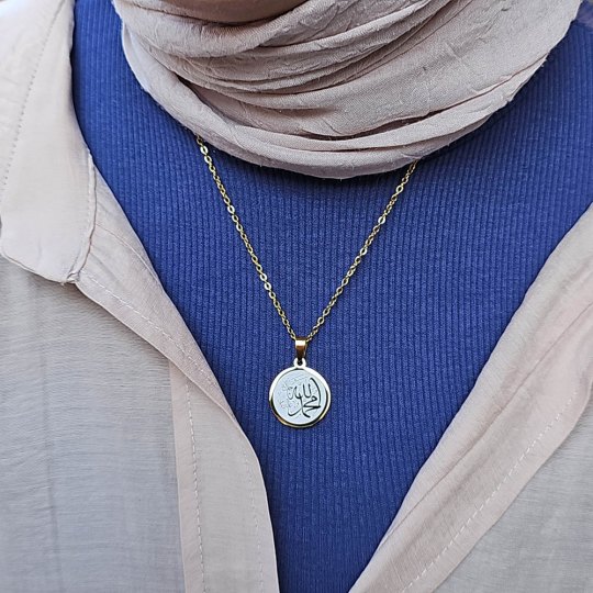 Allah (cc) ve Muhammed (sav) Yazılı, Çelik Kolye, Altın Renk, Paslanmaz Kararmaz Allah (cc) ve Muhammed (sav) Yazılı, Çelik Kolye, Altın Renk, Paslanmaz Kararmaz