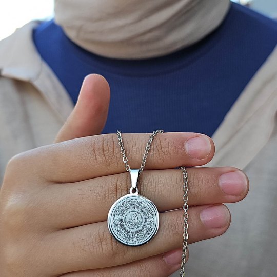 Ayetel Kürsü Kolye, "Allahu La ilaha illa Huva al-Hayyul-Kayyum...", Paslanmaz Çelik, Gümüş Renk, Küçük Model Ayetel Kürsü Kolye, "Allahu La ilaha illa Huva al-Hayyul-Kayyum...", Paslanmaz Çelik, Gümüş Renk, Küçük Model