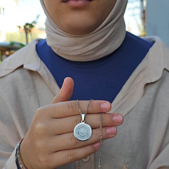 Ayetel Kürsü Kolye, "Allahu La ilaha illa Huva al-Hayyul-Kayyum...", Paslanmaz Çelik, Gümüş Renk, Küçük Model Ayetel Kürsü Kolye, "Allahu La ilaha illa Huva al-Hayyul-Kayyum...", Paslanmaz Çelik, Gümüş Renk, Küçük Model