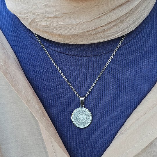 Ayetel Kürsü Kolye, "Allahu La ilaha illa Huva al-Hayyul-Kayyum...", Paslanmaz Çelik, Gümüş Renk, Küçük Model Ayetel Kürsü Kolye, "Allahu La ilaha illa Huva al-Hayyul-Kayyum...", Paslanmaz Çelik, Gümüş Renk, Küçük Model