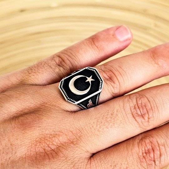 Ay Yıldız Figürlü 925 Ayar Gümüş Erkek Yüzük : 00230 Ay Yıldız Figürlü 925 Ayar Gümüş Erkek Yüzük : 00230