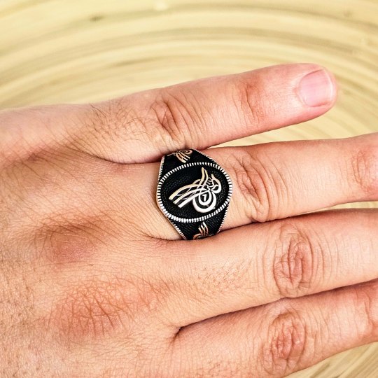 Osmanlı Tuğra Dörtgen 925 Ayar Gümüş Erkek Yüzük Osmanlı Tuğra Dörtgen 925 Ayar Gümüş Erkek Yüzük